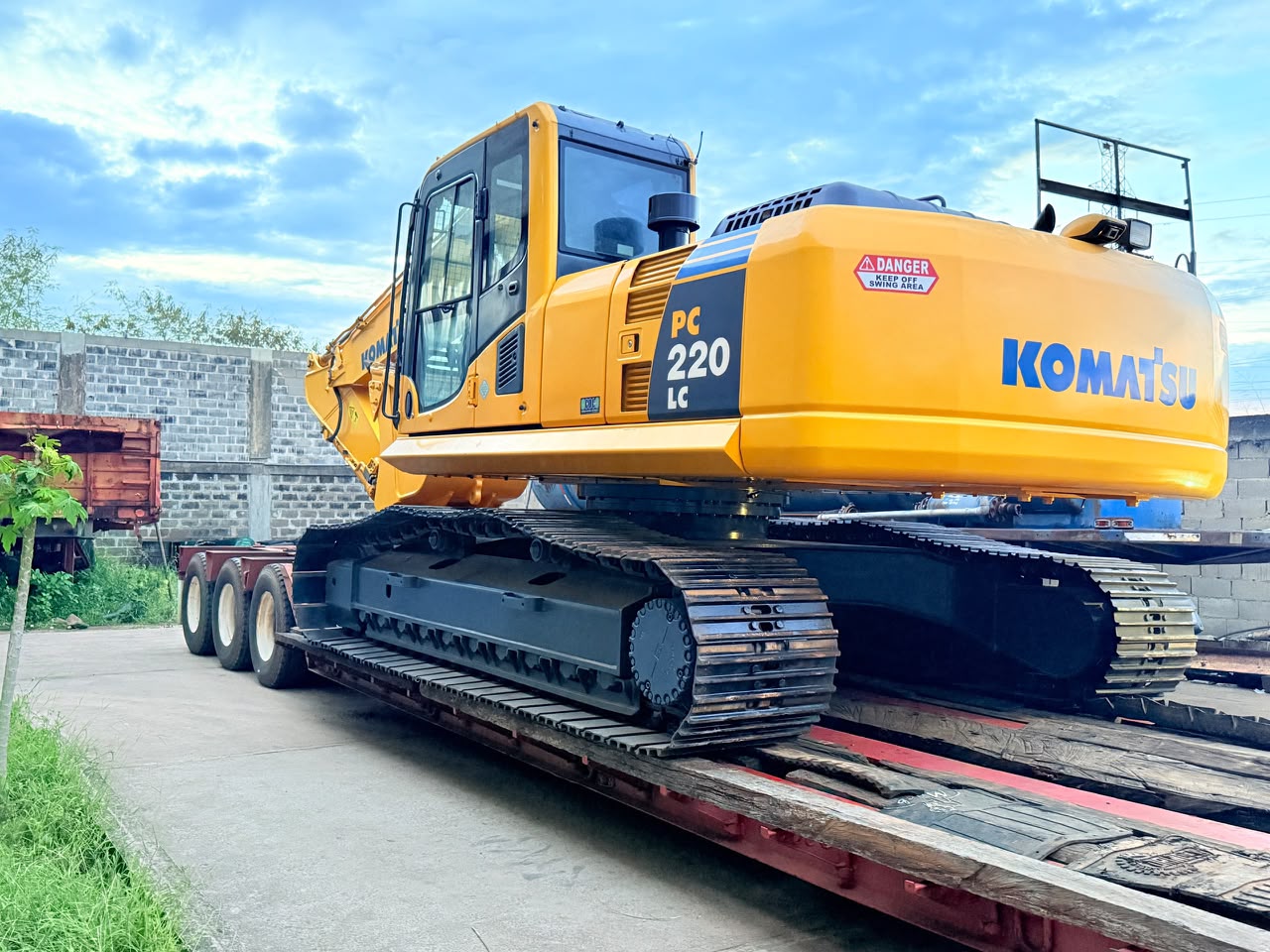 Excavadora Komatsu PC 220 LC en transporte, operación propia de KUKENAN Tecnología Minera
