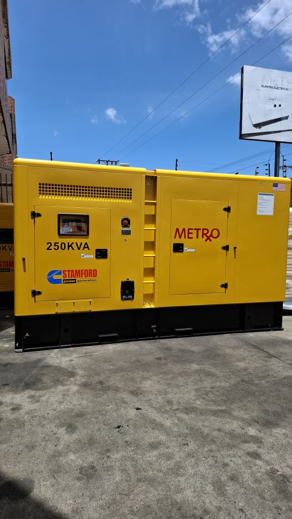 Generador diésel 250 kVA en patio industrial