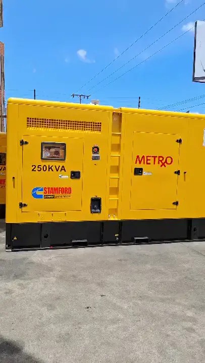 Generador diésel 250 kVA amarillo con alternador Stamford en patio