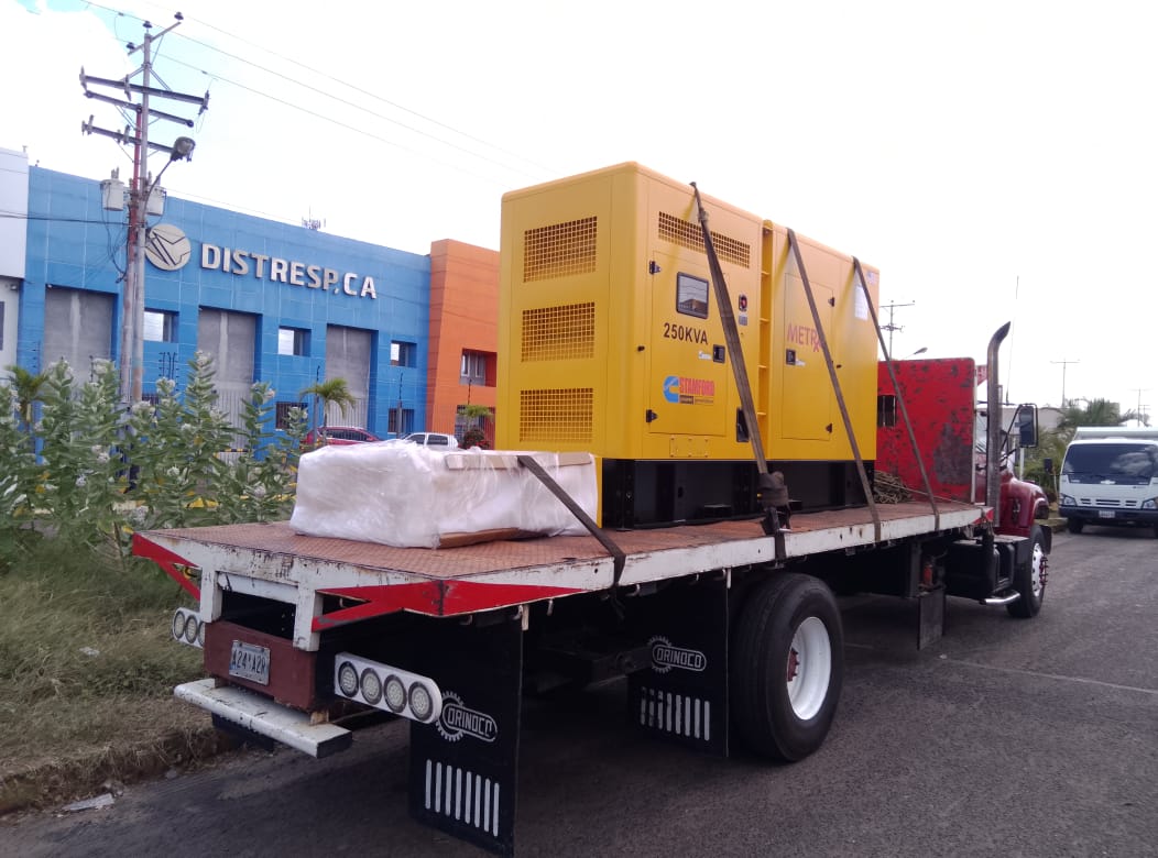 Detalle de generador 250 kVA asegurado en plataforma