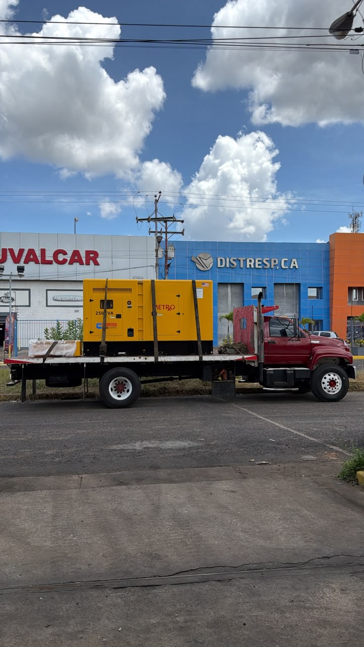 Generador eléctrico 250 kVA transportado en camión de plataforma