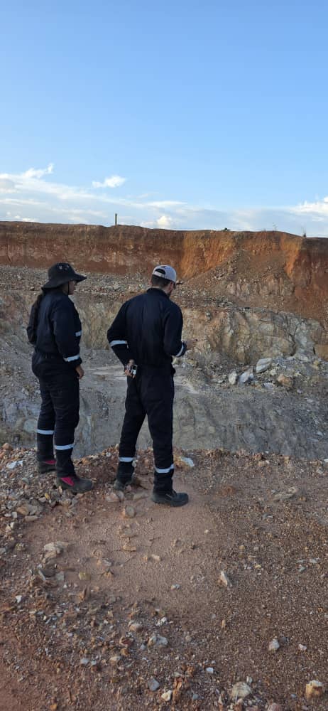 Personal técnico observa un frente de explotación a cielo abierto