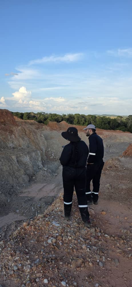 Personal en borde de tajo con vista a explotación y vegetación