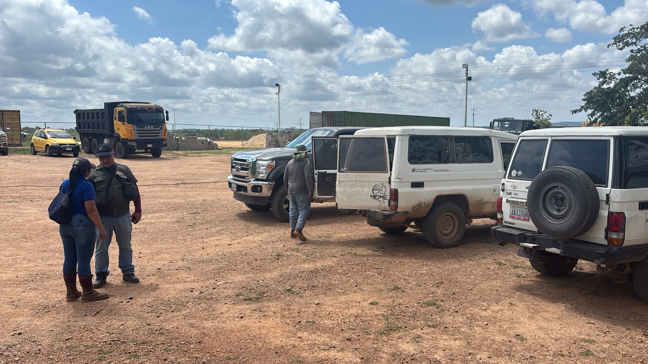 Vehículos y personal en área operativa de campo